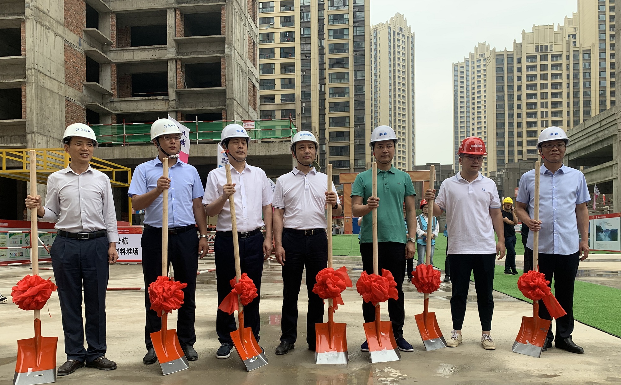 20200619122950.jpg 圖片從右至左 第三位 洞庭建投公司總經理陳慎輝 第四位 建筑分公司書記兼經理 楊永強 第六位 項目經理杜瑋_副本.jpg