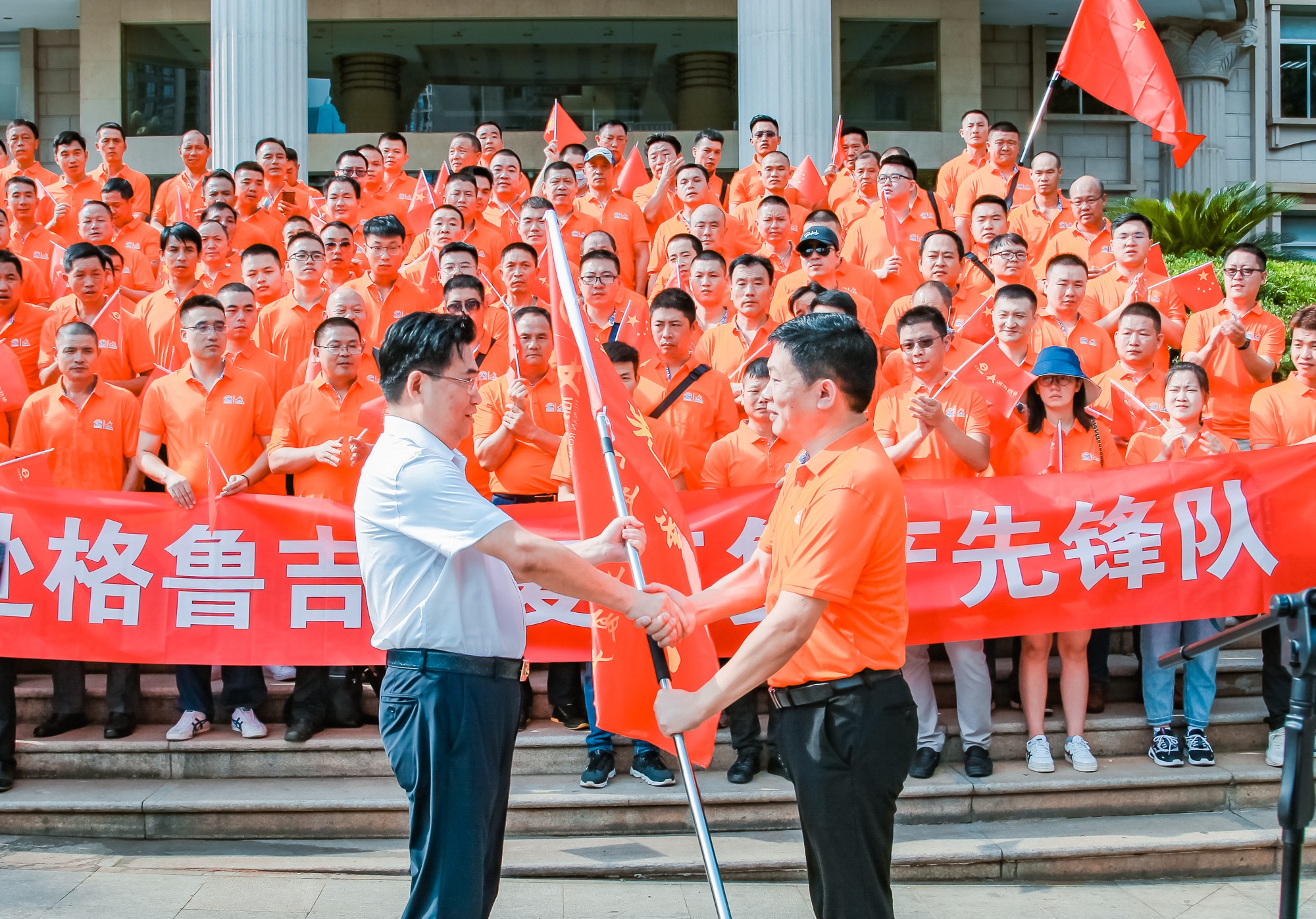 交水建集團(tuán)黨委書記、董事長(zhǎng)方聯(lián)民向赴格團(tuán)組領(lǐng)隊(duì)授旗.jpg