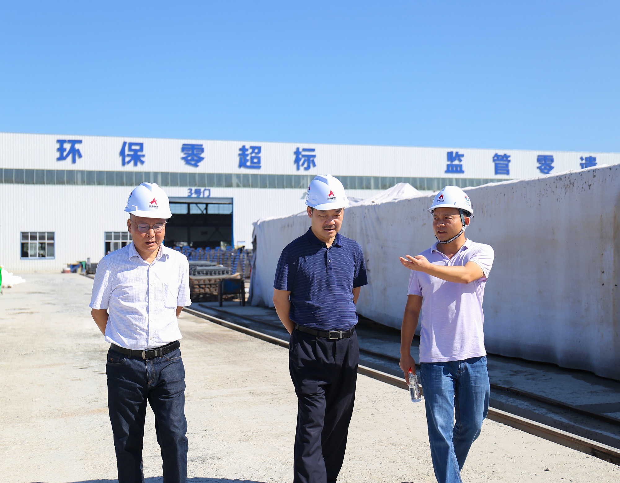 財(cái)務(wù)檢查一行人參觀制梁現(xiàn)場_副本.jpg
