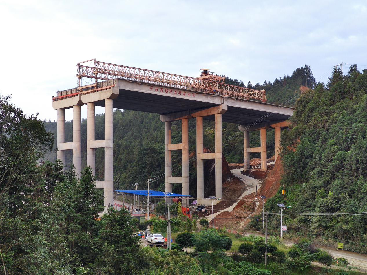 20201010180604.png 照片1:平伍7標:打造安全通道  順利完成上跨省道架梁施工.png