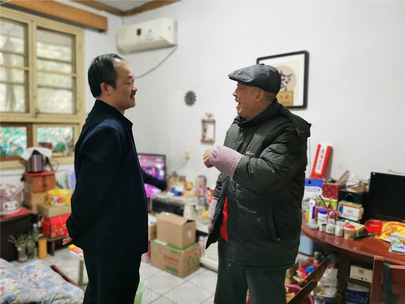 4、2月4日，湯向東慰問老領(lǐng)導(dǎo)易文林_副本_副本.jpg