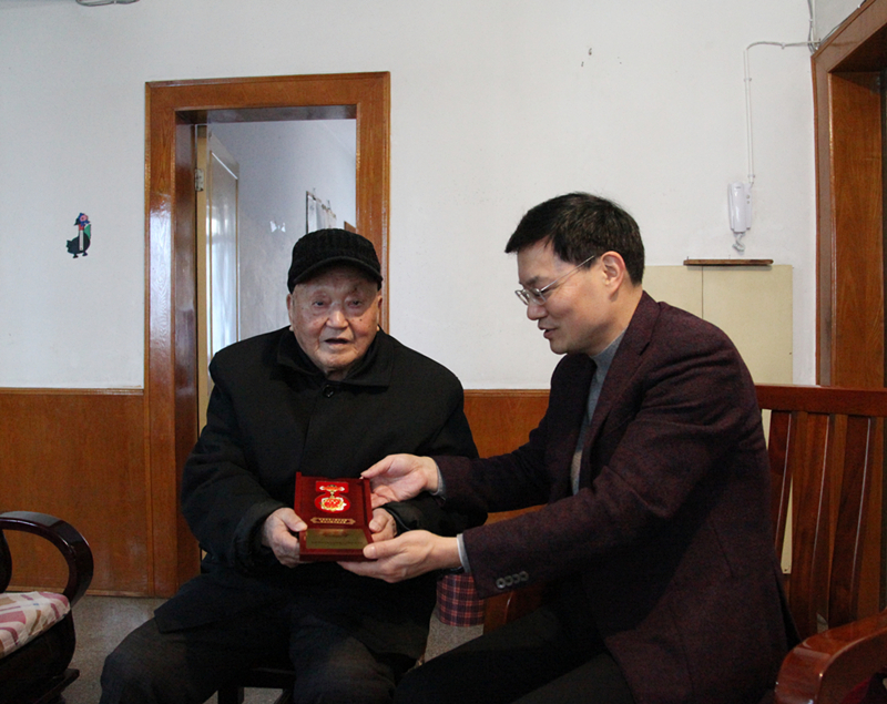 1、楊宏偉慰問老領(lǐng)導(dǎo)岳國民_8963_副本_副本.jpg