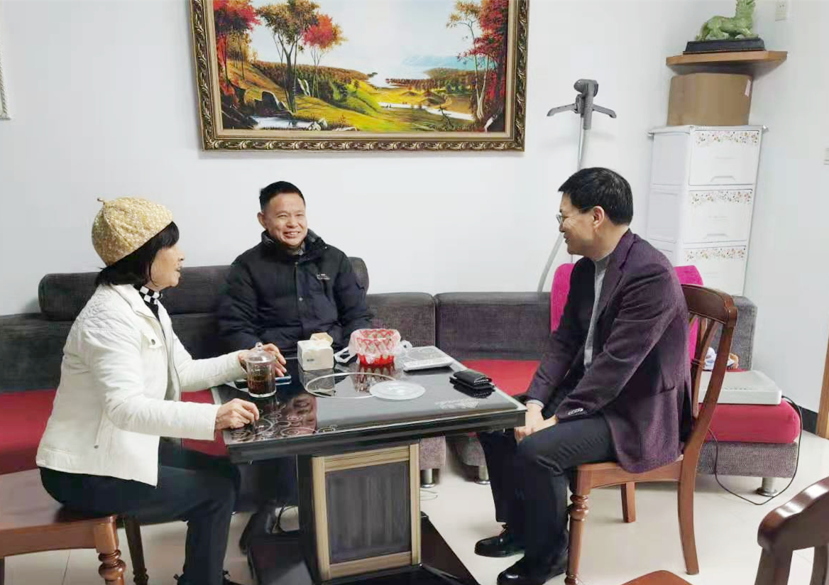 1、楊宏偉慰問老領(lǐng)導(dǎo)姜仕達(dá)和李潤章0_副本.jpg