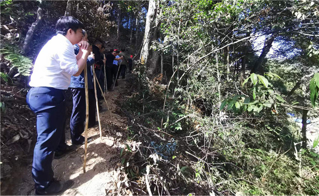 圖為相關(guān)專家實(shí)地考察陡坡樁基施工現(xiàn)場.jpg
